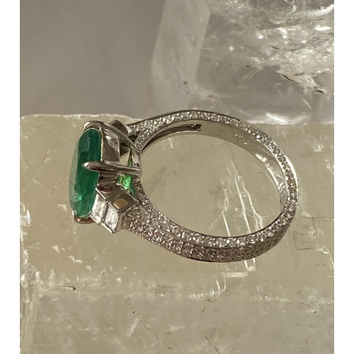 69 - AN 18CT WHITE GOLD NATURAL COLUMBIAN EMERALD & DIAMOND RING, the ring has a centrally set oval shape... 