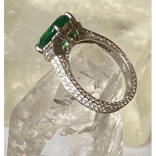 69 - AN 18CT WHITE GOLD NATURAL COLUMBIAN EMERALD & DIAMOND RING, the ring has a centrally set oval shape... 