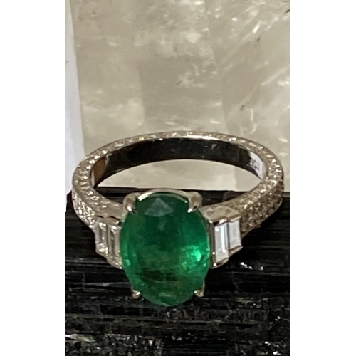 69 - AN 18CT WHITE GOLD NATURAL COLUMBIAN EMERALD & DIAMOND RING, the ring has a centrally set oval shape... 