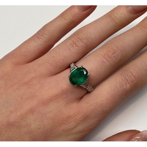 69 - AN 18CT WHITE GOLD NATURAL COLUMBIAN EMERALD & DIAMOND RING, the ring has a centrally set oval shape... 