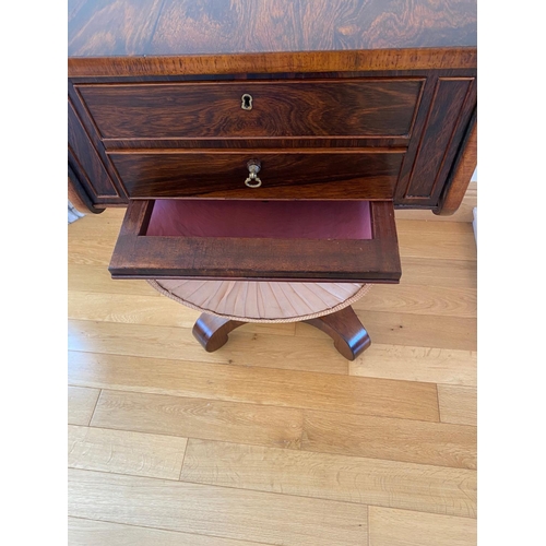 7 - A VERY FINE ROSEWOOD WILLIAM IV DROP LEAF WORK TABLE / WRITING TABLE / LAMP TABLE, the two leaves ar... 