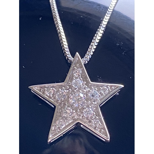 73 - A STYLISH MODERN 18CT WHITE GOLD DIAMOND SET STAR SHAPED PENDANT & CHAIN, the total diamond weight i... 