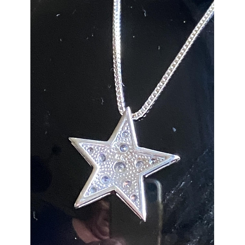 73 - A STYLISH MODERN 18CT WHITE GOLD DIAMOND SET STAR SHAPED PENDANT & CHAIN, the total diamond weight i... 