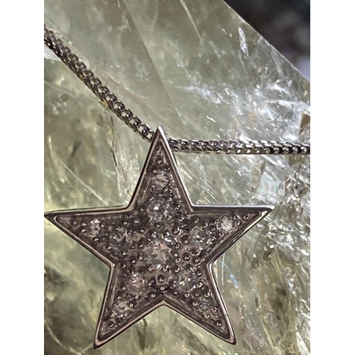 73 - A STYLISH MODERN 18CT WHITE GOLD DIAMOND SET STAR SHAPED PENDANT & CHAIN, the total diamond weight i... 