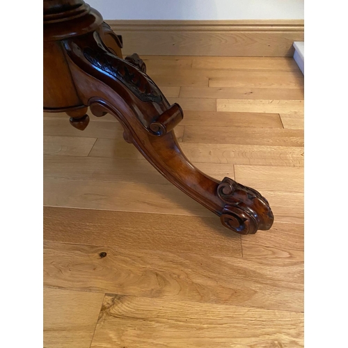 84 - A BEAUTIFULLY FIGURED WALNUT DINING ROOM TABLE / CENTRE TABLE, Victorian era piece, with a wonderful... 