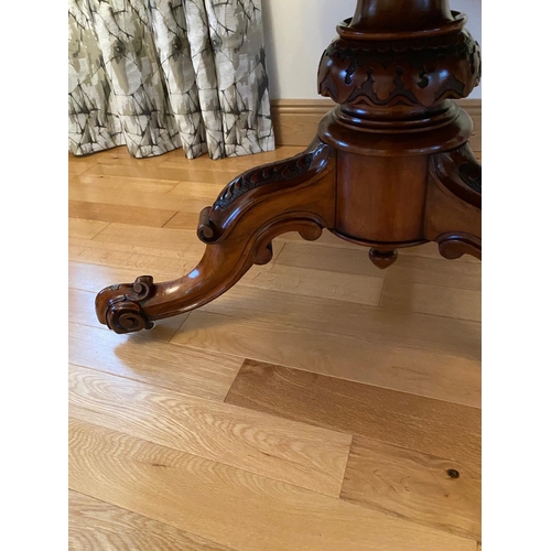 84 - A BEAUTIFULLY FIGURED WALNUT DINING ROOM TABLE / CENTRE TABLE, Victorian era piece, with a wonderful... 