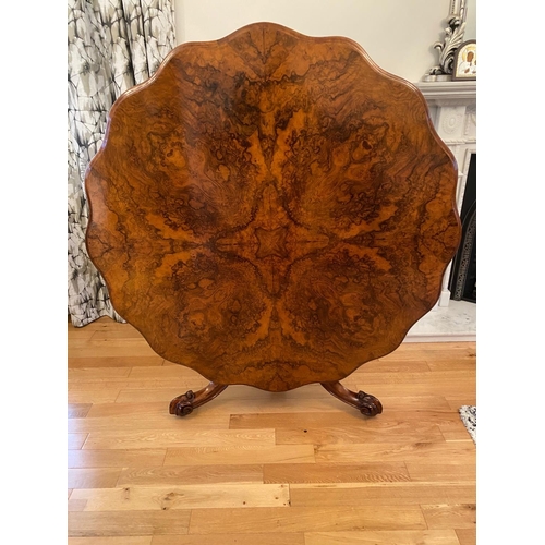 84 - A BEAUTIFULLY FIGURED WALNUT DINING ROOM TABLE / CENTRE TABLE, Victorian era piece, with a wonderful... 