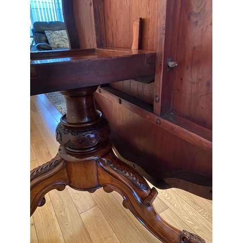 84 - A BEAUTIFULLY FIGURED WALNUT DINING ROOM TABLE / CENTRE TABLE, Victorian era piece, with a wonderful... 