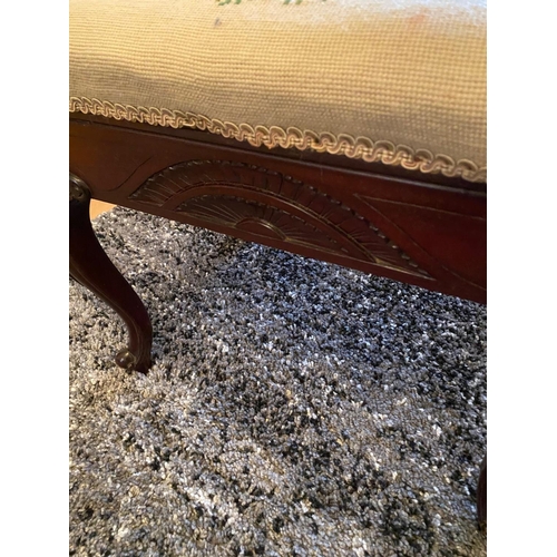 86 - A GOOD QUALITY MAHOGANY PIANO / DRESSING TABLE STOOL, raised on cabriole shaped legs with a nice car... 