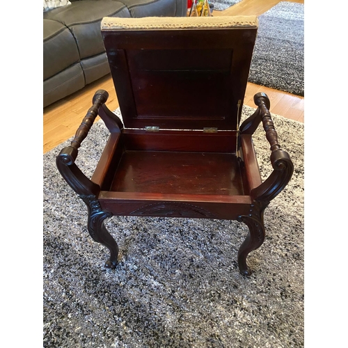 86 - A GOOD QUALITY MAHOGANY PIANO / DRESSING TABLE STOOL, raised on cabriole shaped legs with a nice car... 