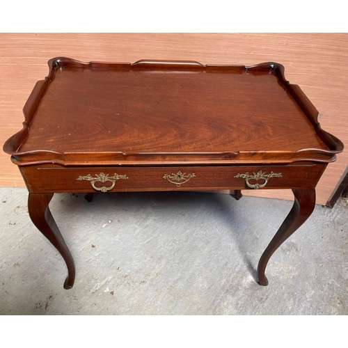 98 - A GOOD QUALITY MAHOGANY SILVER TABLE / SIDE TABLE / LAMP TABLE, the top with a turned-over scalloped... 