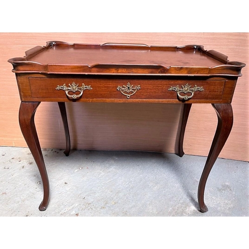 98 - A GOOD QUALITY MAHOGANY SILVER TABLE / SIDE TABLE / LAMP TABLE, the top with a turned-over scalloped... 