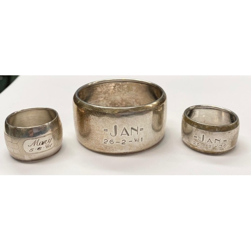 125 - A DUTCH SILVER LOT TO INCLUDE (i) A Dutch silver napkin ring, Maker's mark M2, with gadroon edge, en... 