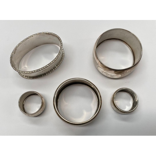 125 - A DUTCH SILVER LOT TO INCLUDE (i) A Dutch silver napkin ring, Maker's mark M2, with gadroon edge, en... 