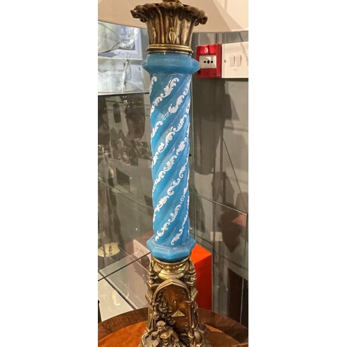 126 - AN UNUSUAL & STRIKING VICTORIAN BLUE & WHITE GLASS & BRASS BARLEY TWIST CORINTHIAN COLUMN TABLE LAMP... 