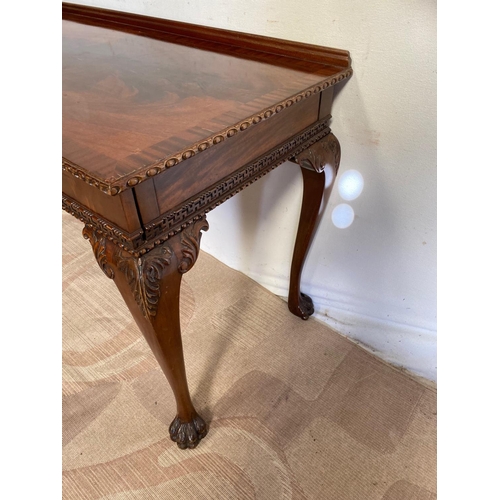 129 - A GOOD QUALITY MAHOGANY TWO DRAWER HALL TABLE, with crossbanding to top, gadrooned edge, standing on... 