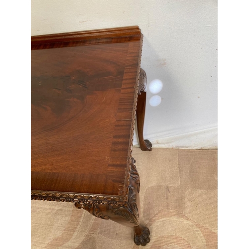 129 - A GOOD QUALITY MAHOGANY TWO DRAWER HALL TABLE, with crossbanding to top, gadrooned edge, standing on... 