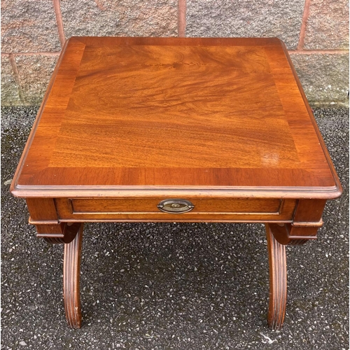 131 - A GOOD QUALITY MAHOGANY ONE DRAWER SIDE/LAMP TABLE, with crossbanding, one drawer with brass handle,... 