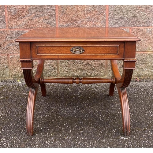 131 - A GOOD QUALITY MAHOGANY ONE DRAWER SIDE/LAMP TABLE, with crossbanding, one drawer with brass handle,... 