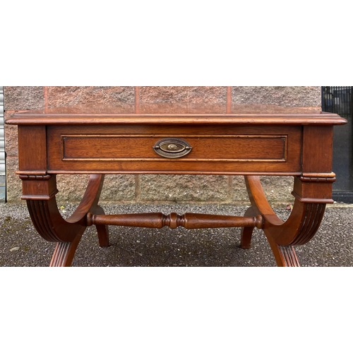 131 - A GOOD QUALITY MAHOGANY ONE DRAWER SIDE/LAMP TABLE, with crossbanding, one drawer with brass handle,... 