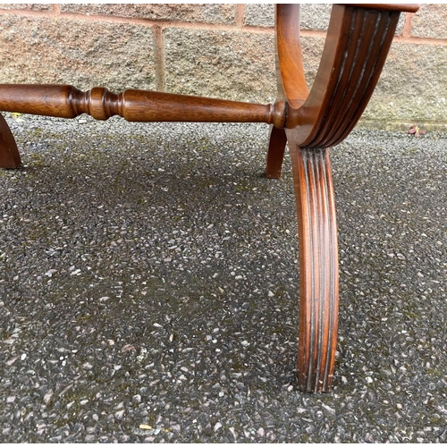 131 - A GOOD QUALITY MAHOGANY ONE DRAWER SIDE/LAMP TABLE, with crossbanding, one drawer with brass handle,... 