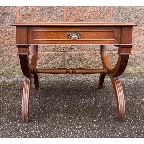 131 - A GOOD QUALITY MAHOGANY ONE DRAWER SIDE/LAMP TABLE, with crossbanding, one drawer with brass handle,... 