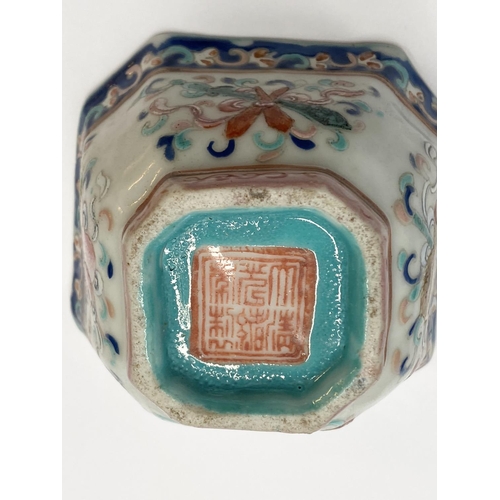 146 - A FINELY DECORATED CHINESE PORCELAIN BOWL, Fanghu Qianlong six-character seal mark. Octagonal in sha... 