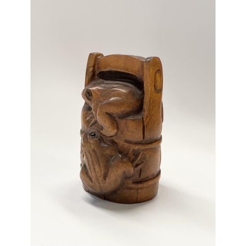 147 - AN EARLY 20TH CENTURY CARVED BOXWOOD NETSUKE of a bucket with two frogs, with signature character ma... 