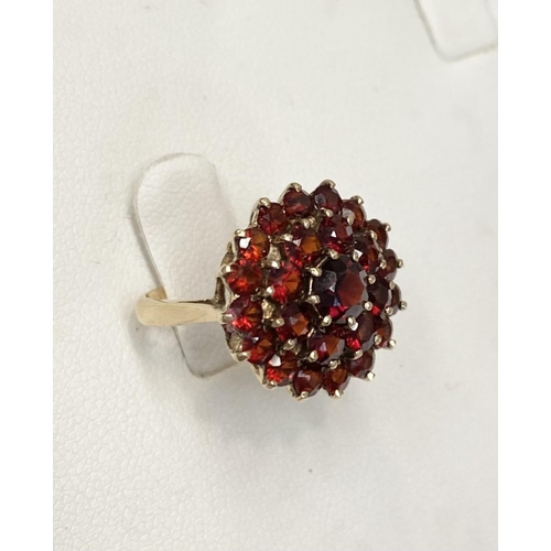 152 - A FANTASTIC EYE CATCHING VINTAGE 9CT YELLOW GOLD GARNET CLUSTER RING, this ring has a real wow facto... 