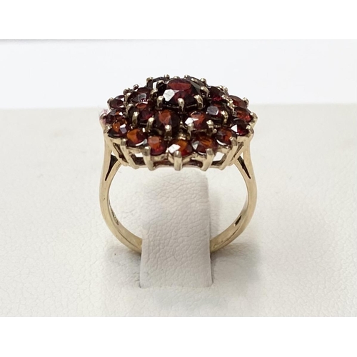 152 - A FANTASTIC EYE CATCHING VINTAGE 9CT YELLOW GOLD GARNET CLUSTER RING, this ring has a real wow facto... 