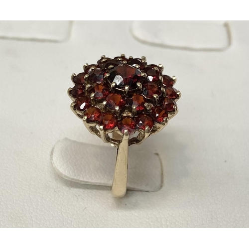 152 - A FANTASTIC EYE CATCHING VINTAGE 9CT YELLOW GOLD GARNET CLUSTER RING, this ring has a real wow facto... 