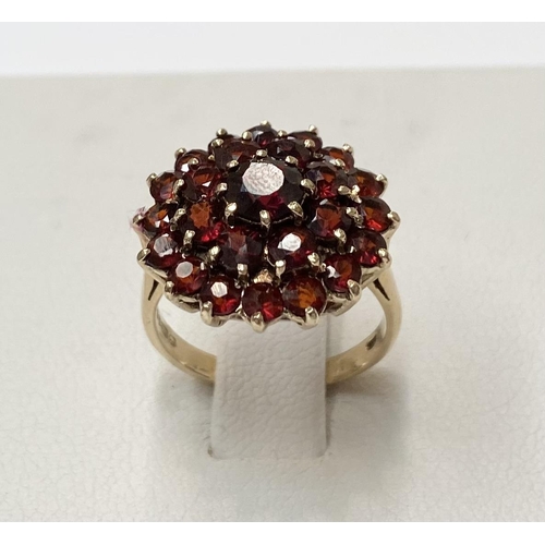 152 - A FANTASTIC EYE CATCHING VINTAGE 9CT YELLOW GOLD GARNET CLUSTER RING, this ring has a real wow facto... 