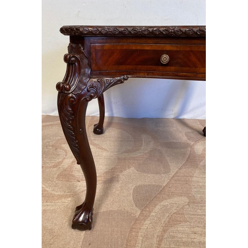 156 - AN EXCEPTIONAL QUALITY CHIPPENDALE STYLE GAMES TABLE, a fine serpentine shaped top with central ches... 