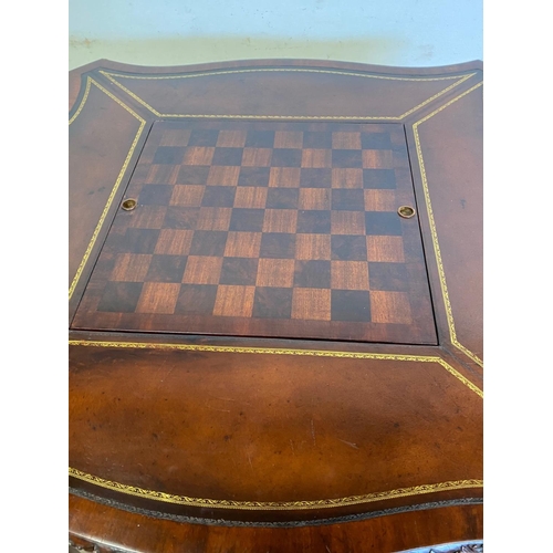 156 - AN EXCEPTIONAL QUALITY CHIPPENDALE STYLE GAMES TABLE, a fine serpentine shaped top with central ches... 