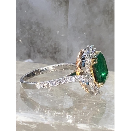 16 - A SPARKLING 18CT WHITE GOLD COLOMBIAN EMERALD & DIAMOND CLUSTER / COCKTAIL RING, with a fantastic ce... 