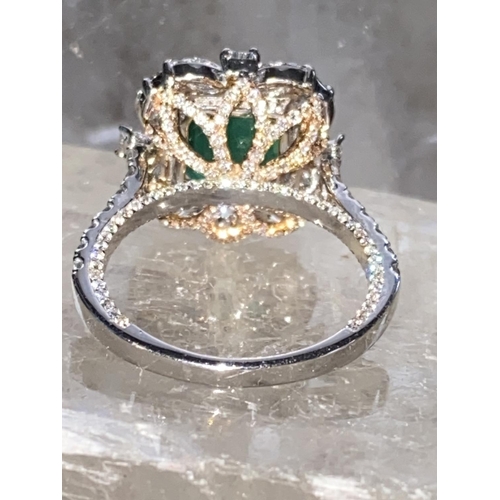 16 - A SPARKLING 18CT WHITE GOLD COLOMBIAN EMERALD & DIAMOND CLUSTER / COCKTAIL RING, with a fantastic ce... 