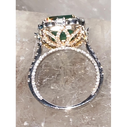 16 - A SPARKLING 18CT WHITE GOLD COLOMBIAN EMERALD & DIAMOND CLUSTER / COCKTAIL RING, with a fantastic ce... 