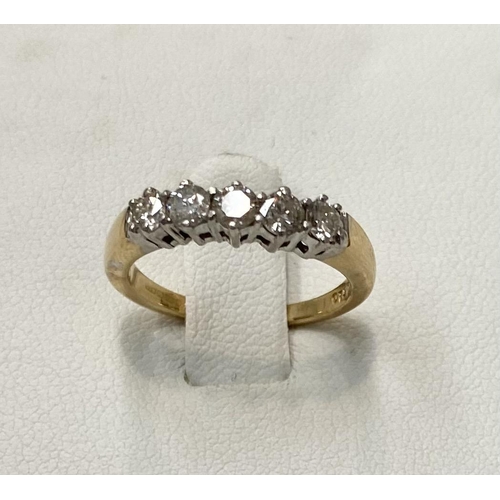 169 - AN 18CT YELLOW GOLD FIVE STONE DIAMOND RING, the round brilliant cut diamonds are claw set in 18 ct ... 