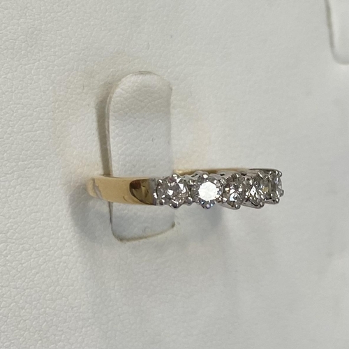 169 - AN 18CT YELLOW GOLD FIVE STONE DIAMOND RING, the round brilliant cut diamonds are claw set in 18 ct ... 