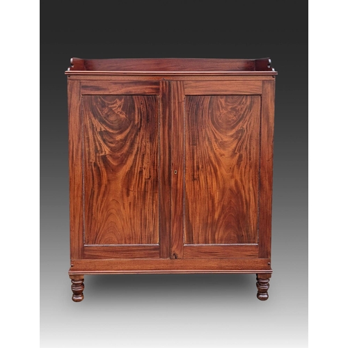 176 - A HANDSOME GEORGIAN MAHOGANY DWARF LINEN PRESS, the top with a ¾ raised and shaped gallery over a pa... 