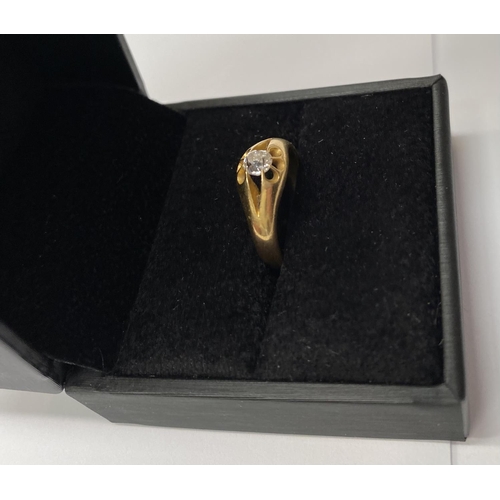 177 - AN 18CT YELLOW GOLD GENTS DIAMOND RING, the diamond is claw set , diamond weigh .65 cts and the insi... 