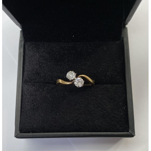 179 - AN 18CT YELLOW GOLD TWO STONE DIAMOND TWIST RING, diamond weight .30cts each and are very secure in ... 