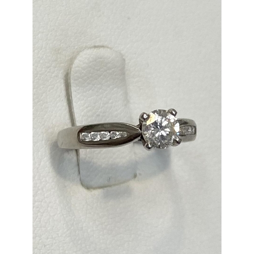 180 - AN 18CT WHITE GOLD DIAMOND SOLITAIRE RING, complete with diamond shoulders this pretty piece has a r... 