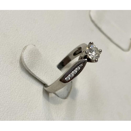 180 - AN 18CT WHITE GOLD DIAMOND SOLITAIRE RING, complete with diamond shoulders this pretty piece has a r... 