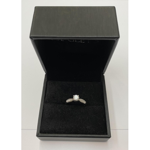 180 - AN 18CT WHITE GOLD DIAMOND SOLITAIRE RING, complete with diamond shoulders this pretty piece has a r... 