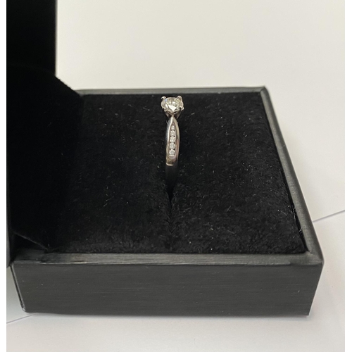 180 - AN 18CT WHITE GOLD DIAMOND SOLITAIRE RING, complete with diamond shoulders this pretty piece has a r... 