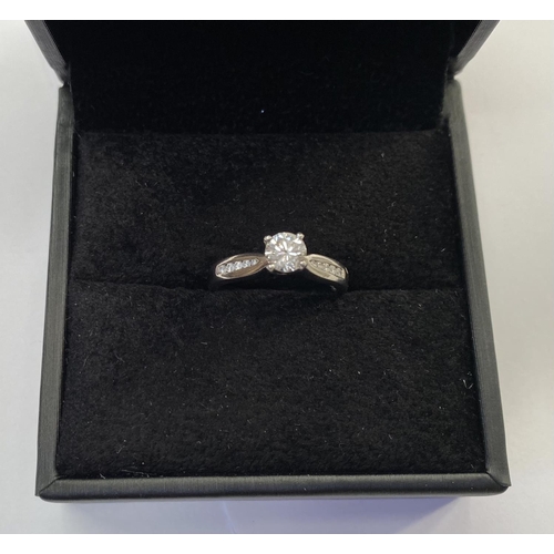 180 - AN 18CT WHITE GOLD DIAMOND SOLITAIRE RING, complete with diamond shoulders this pretty piece has a r... 