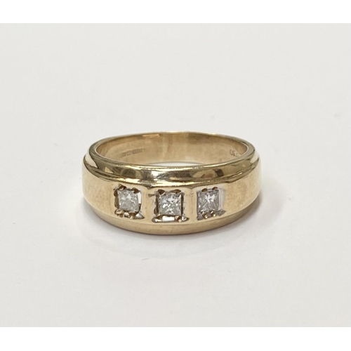 181 - A 9CT YELLOW GOLD PRINCESS CUT THREE STONE DIAMOND RING, in a secure setting , ring size P