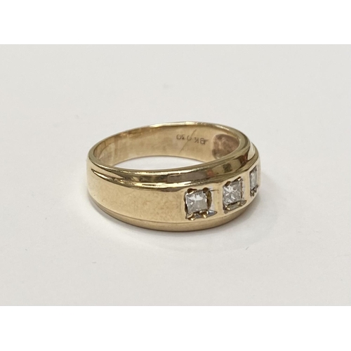 181 - A 9CT YELLOW GOLD PRINCESS CUT THREE STONE DIAMOND RING, in a secure setting , ring size P