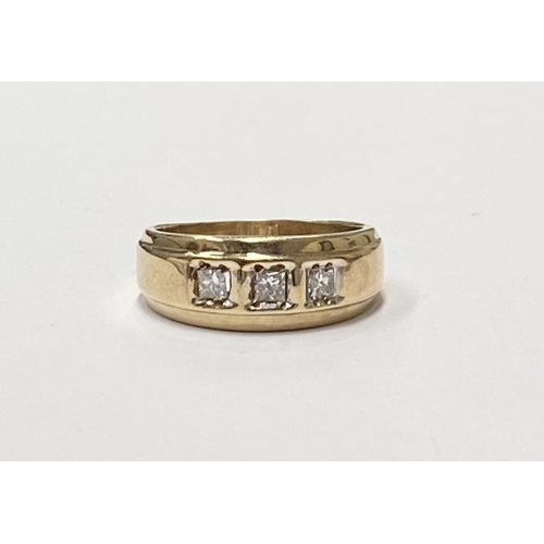 181 - A 9CT YELLOW GOLD PRINCESS CUT THREE STONE DIAMOND RING, in a secure setting , ring size P